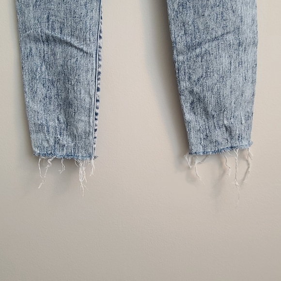 NWOT Acid Wash High Rise Distressed Denim Cropped Jeans - Picture 5 of 6